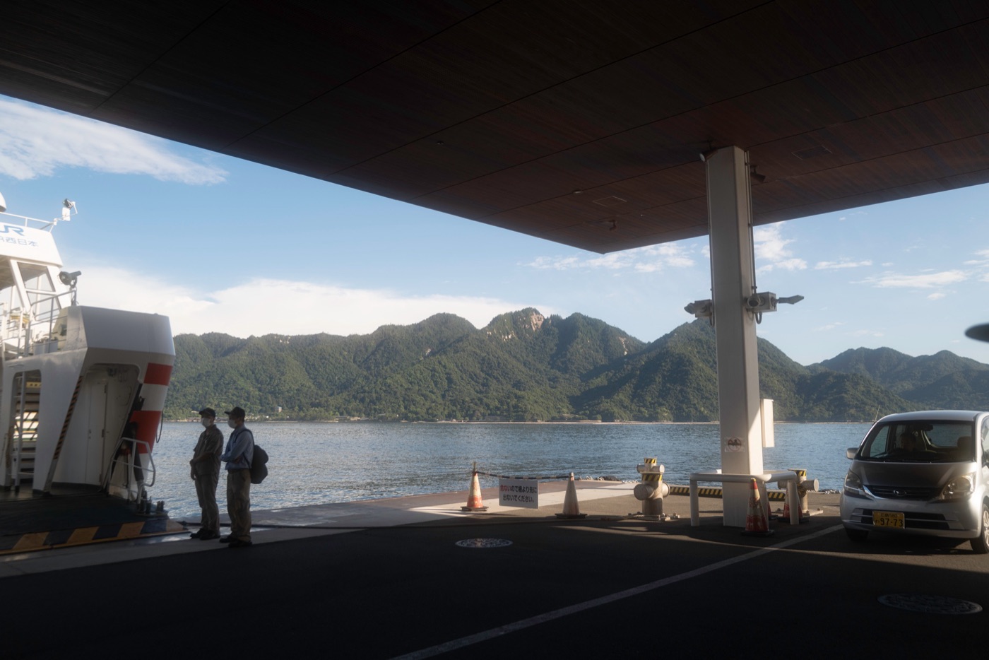 miyajima island the floating torii of hiroshima photo 10