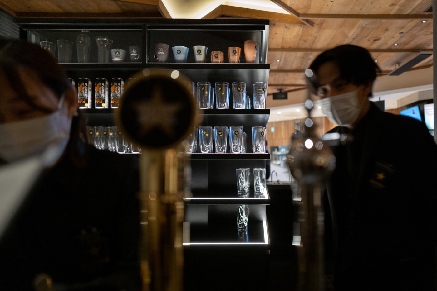 where to drink beer in tokyo ginza sapporo the bar ginza photo 6