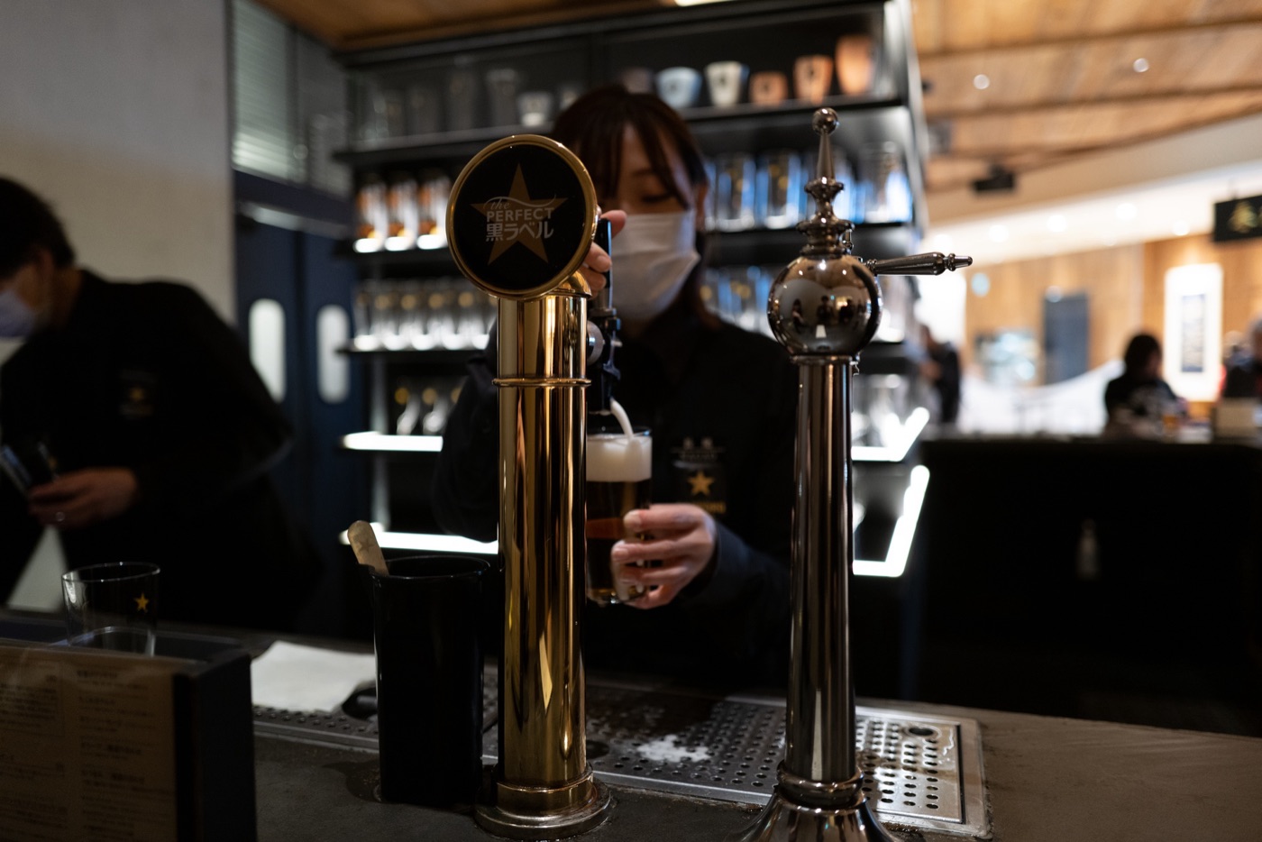 where to drink beer in tokyo ginza sapporo the bar ginza photo 7