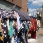 Les kimonos aux couleurs vives exposés dans les marchés de rue japonais offrent un aperçu de la culture aux voyageurs qui découvrent la mode locale.