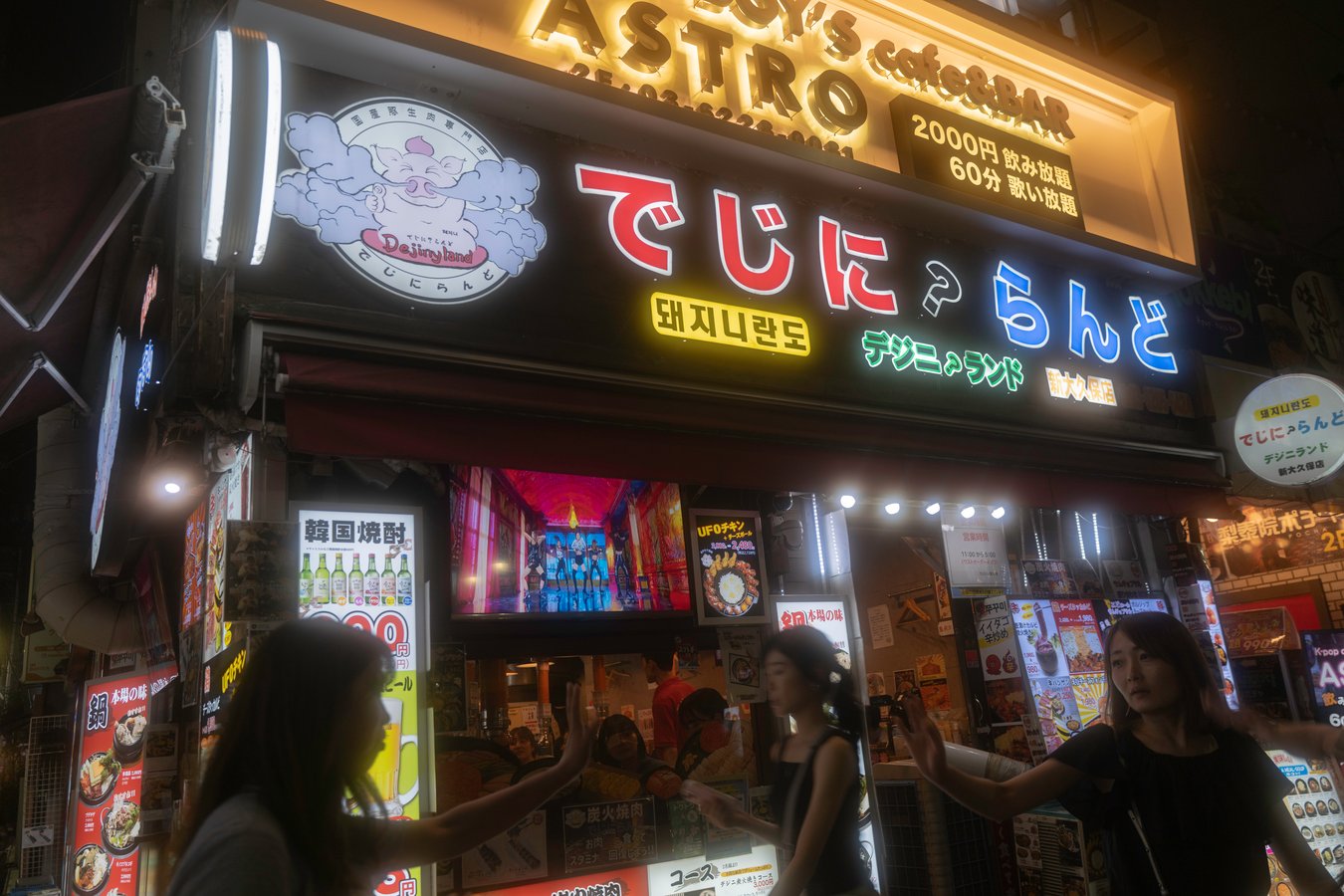 Nightlife in Japan's vibrant streets with neon signs and bustling cafes. Perfect for exploring Japan's urban culture.